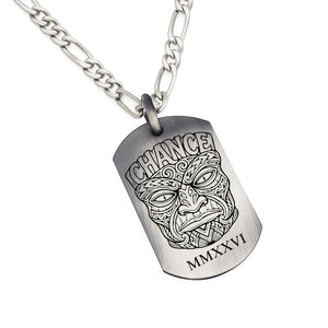 Pendentif Tiki Chance en argent vieilli avec gravure de date en chiffres romains sur une chaîne maille Figaro en argent massif.