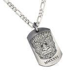Pendentif Tiki Chance en argent vieilli avec gravure de date en chiffres romains sur une chaîne maille Figaro en argent massif.