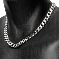 Grosse chaîne homme en argent 925 massif maille gourmette large 11 mm portée sur buste, disponible jusque 80 cm de longueur.