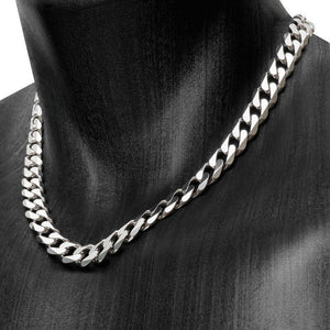 Grosse chaîne homme en argent 925 massif maille gourmette large 11 mm portée sur buste, disponible jusque 80 cm de longueur.